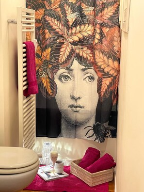 Haartrockner, Bidet, Handtücher, Seife