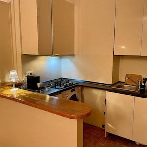 Kühlschrank, Ofen, Herdplatte, Wasserkocher mit Kaffee-/Teezubehör