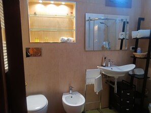 Een haardroger, een bidet, handdoeken, zeep