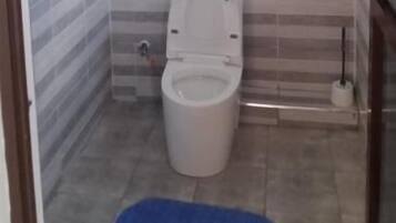 Dusche, kostenlose Toilettenartikel, Bademäntel, Hausschuhe