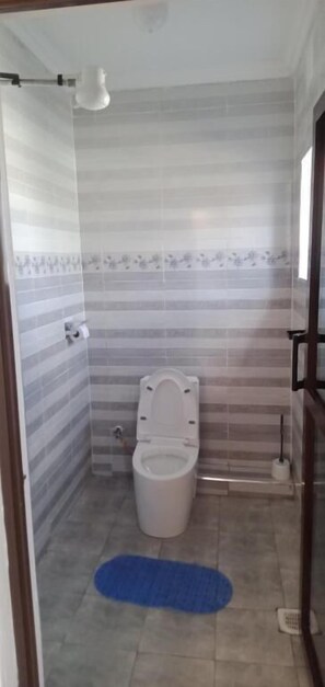 Bruser, gratis toiletartikler, badekåber, hjemmesko