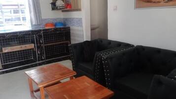 Business-Apartment, Gartenblick | Wohnbereich | 24-Zoll-Smart-TV mit Digitalempfang