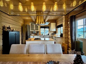 Fridge, microwave, oven, stovetop - Stylish log cabin in Hafjell w/view & sauna (Øyer kommune)