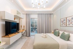 Tabla de planchar con plancha, wifi gratis y ropa de cama 