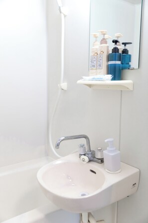 Haartrockner, Handtücher, Seife, Shampoo