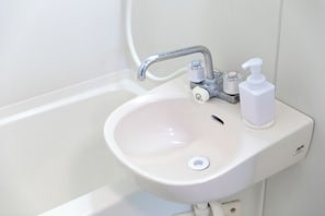 Asciugacapelli, asciugamani, sapone, shampoo