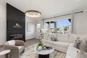 Fernseher, Kamin, Bücher