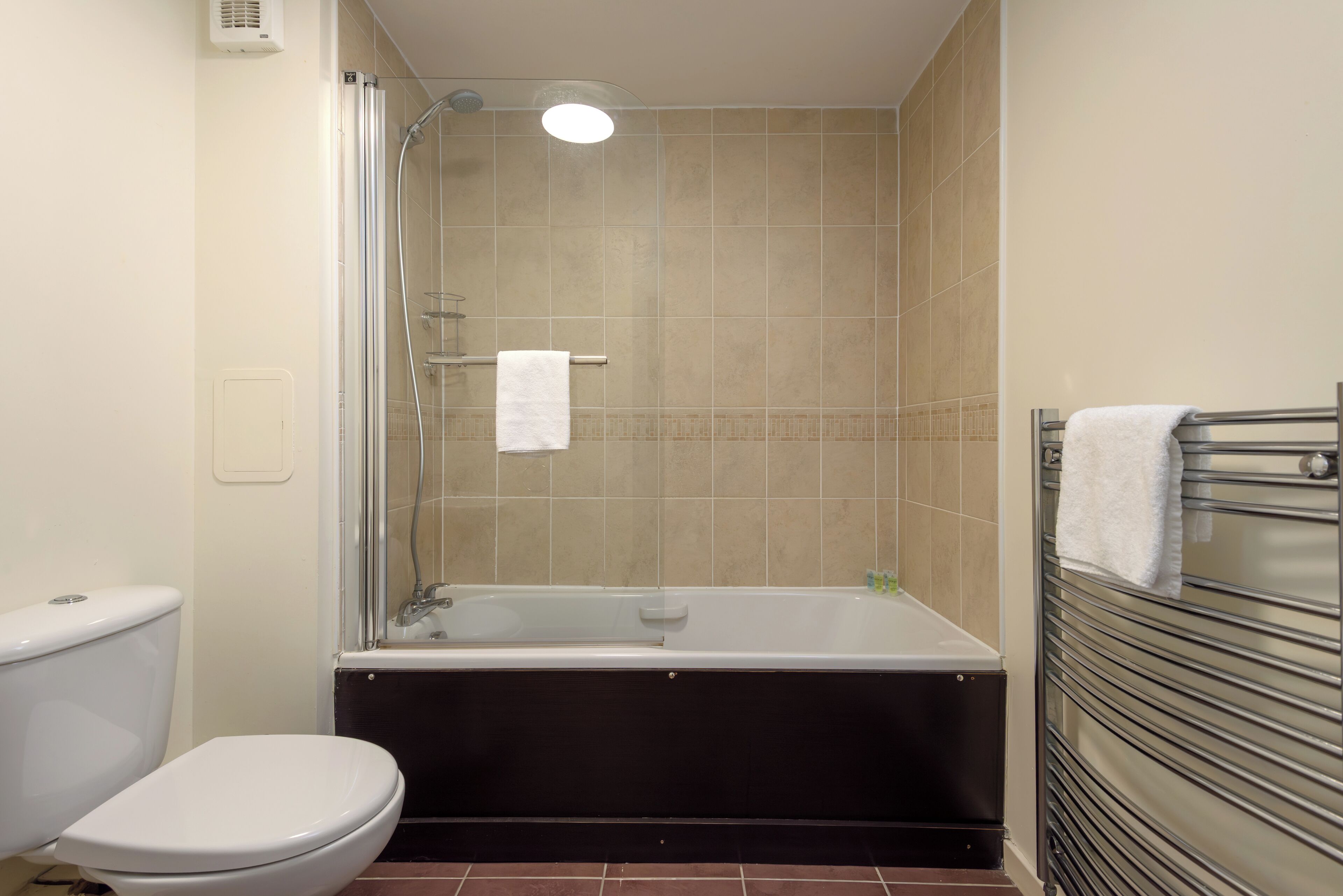 Un baño con inodoro, bañera y ducha.
