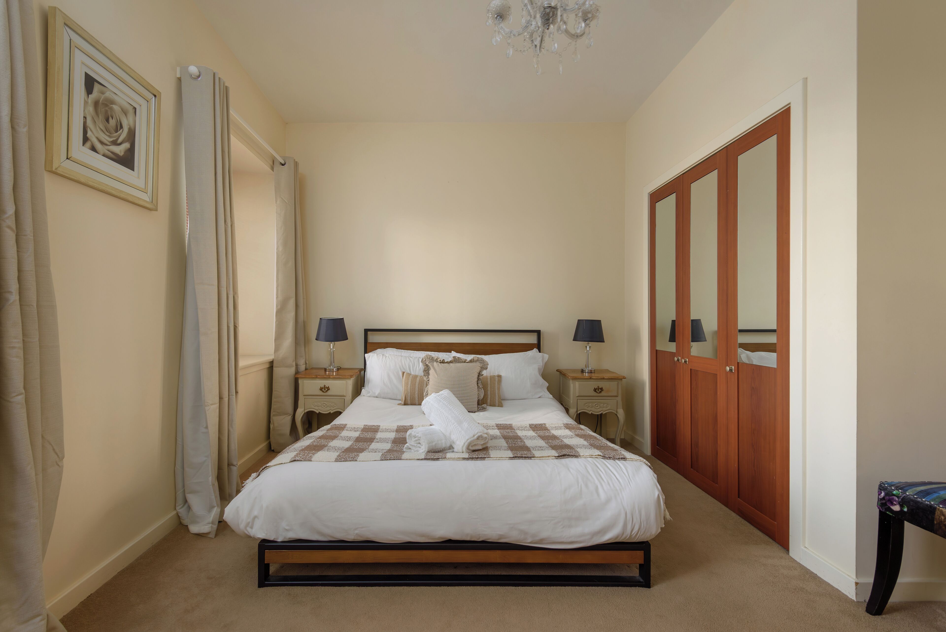 3 عدّة غرف نوم وتجهيزات عازلة للصوت وواي فاي مجانًا