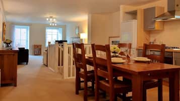 Apartment, 3 Bedrooms, City View | In-room dining