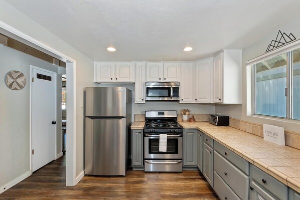 KĂŒhlschrank, Mikrowelle, Ofen, Herdplatte