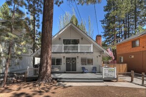 Exterior - Lovely 3 Bedroom Cabin! PET FRIENDLY 🐾Peaceful Summit Neighborhood! Back Deck w/ Firepit & Outdoor Dining! Less Than 1 Mile to Snow Summit Resort & Short Drive to Lake Access & Big Bear Village! (Big Bear Lake)