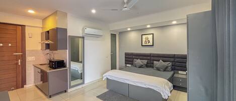 Studio, byutsikt | Safe på rommet, skrivebord og skrivebord for bærbar PC