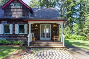Exterior - Sandy Beachfront, Hot Tub, Pet-Friendly, Kayaking (Orcas Island)