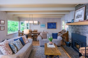 Una Smart TV, una chimenea, libros