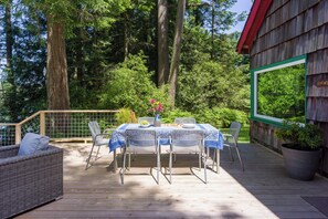 Outdoor dining - Sandy Beachfront, Hot Tub, Pet-Friendly, Kayaking (Orcas Island)