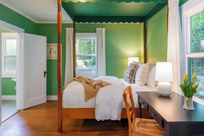 4 bedrooms, desk, iron/ironing board, travel crib - Sandy Beachfront, Hot Tub, Pet-Friendly, Kayaking (Orcas Island)