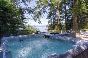 Outdoor spa tub - Sandy Beachfront, Hot Tub, Pet-Friendly, Kayaking (Orcas Island)