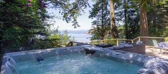 Sandy Beachfront, Hot Tub, Pet-Friendly, Kayaking