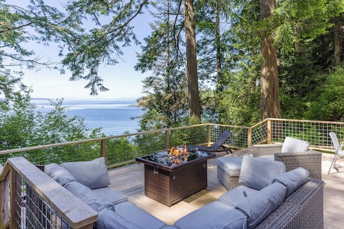 Sandy Beachfront, Hot Tub, Pet-Friendly, Kayaking