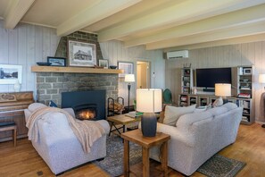Smart TV, fireplace, books - Sandy Beachfront, Hot Tub, Pet-Friendly, Kayaking (Orcas Island)