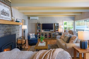 Una Smart TV, una chimenea, libros