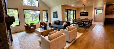 Een smart-tv en een open haard