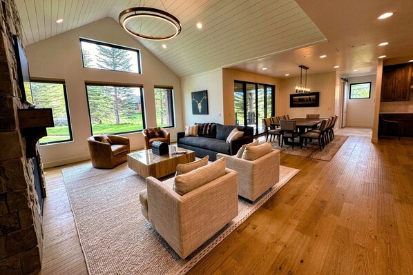 Een smart-tv en een open haard