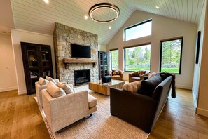 Een smart-tv en een open haard