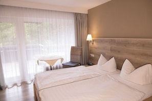 Eenvoudige tweepersoonskamer, balkon, uitzicht op bergen | Een kluis op de kamer, een bureau, een strijkplank/strijkijzer