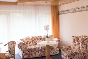 Deluxe Double Room, Balcony, Mountain View | Living area | 50-cm LED TV with cable channels - Hotel Breitenbacher Hof (Waldachtal)