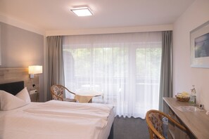 Chambre Double, balcon, vue montagne | Coffres-forts dans les chambres, bureau, fer et planche à repasser