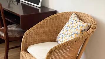 Einzelzimmer | Schreibtisch, laptopgeeigneter Arbeitsplatz, Verdunkelungsvorhänge