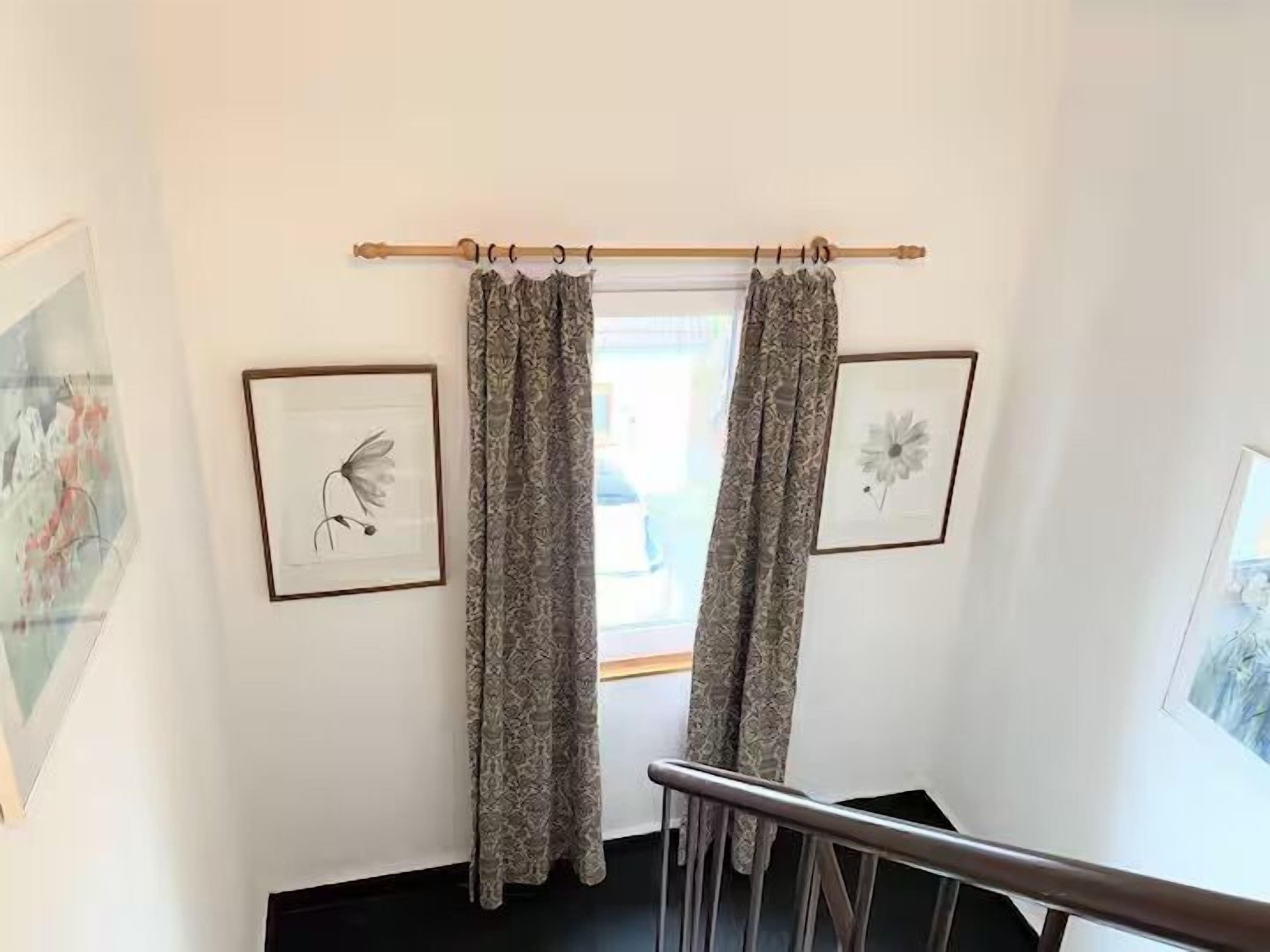 สตูดิโอ | โต๊ะทำงาน, พื้นที่ทำงานแบบใช้แล็ปท็อป, ผ้าม่านกันแสง, ห้องเก็บเสียง