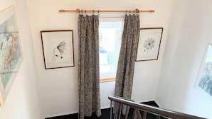 开间 | 办公桌、笔记本电脑工作区、遮光窗帘、隔音