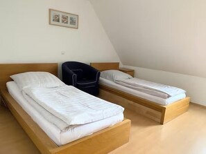 Escritorio, espacio para trabajar con laptop y cortinas blackout 