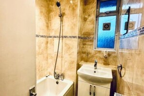 Een haardroger, handdoeken, toiletpapier