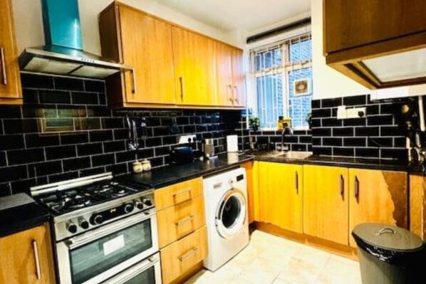 Een koelkast, een microgolfoven, een oven, een kookplaat