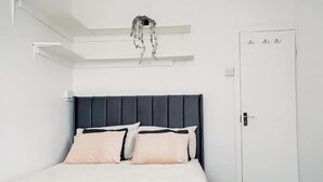 3 bedrooms, iron/ironing board, WiFi (free), bed sheets