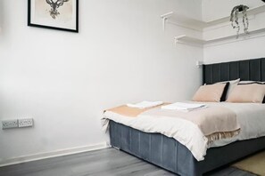 3 slaapkamers, een strijkplank/strijkijzer, gratis wifi, beddengoed