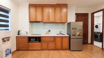Refrigerador, microondas, placa de cocina, utensilios de cocina