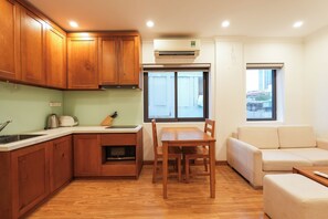 Deluxe Apartment, City View | In-room dining