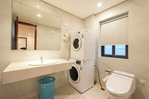 Deluxe appartement, uitzicht op de stad | Badkamer | Gratis toiletartikelen, een haardroger, pantoffels, handdoeken