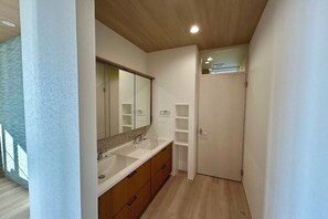 Secador de pelo, toallas, jabón y papel higiénico
