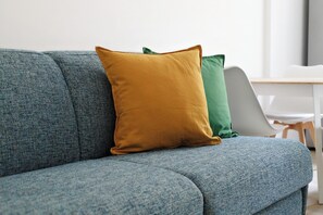 Comfort-lejlighed - byudsigt | Opholdsområde | 27-tommers LED-tv med digitale kanaler