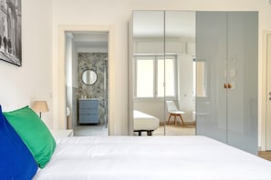 Tabla de planchar con plancha, wifi gratis y ropa de cama 