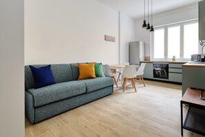 LĂ€genhet - 2 sovrum - 2 badrum | Vardagsrum | 32-tums LED-tv med digitalkanaler