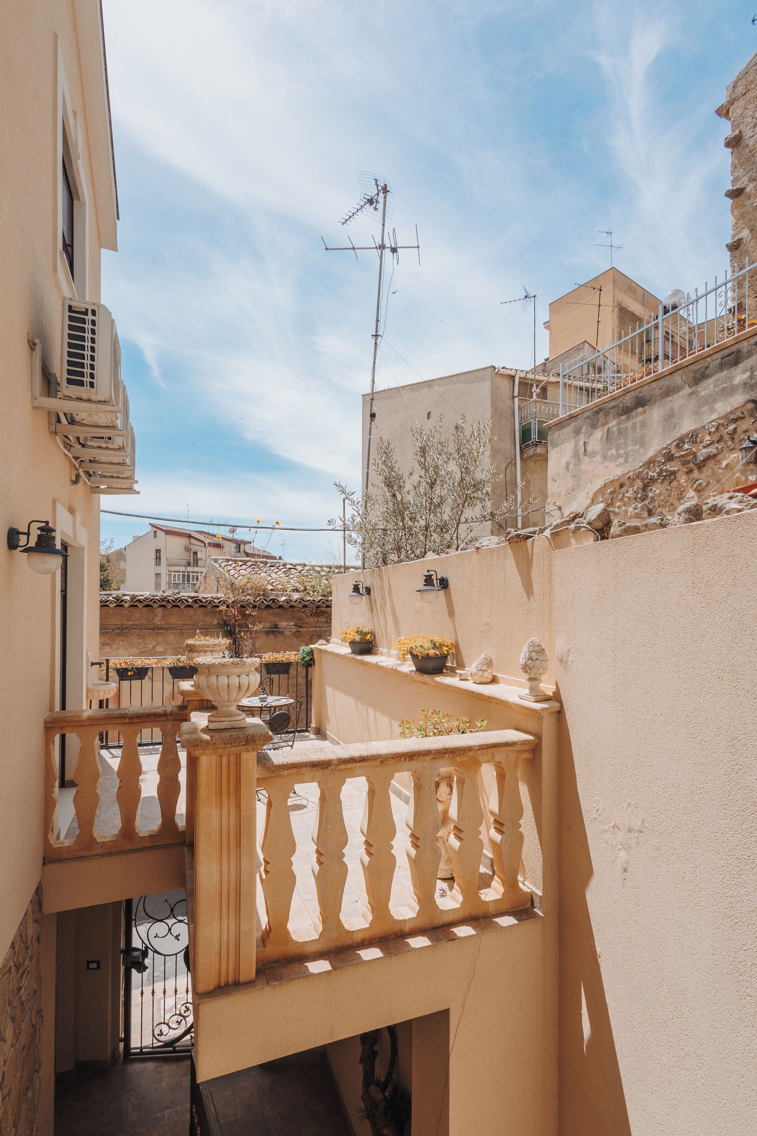 Camera familiare, balcone, vista città | Terrazza/patio