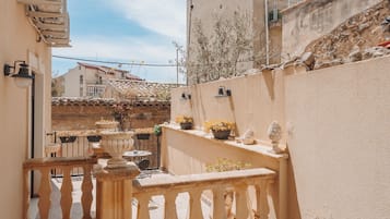 Camera familiare, balcone, vista città | Terrazza/patio