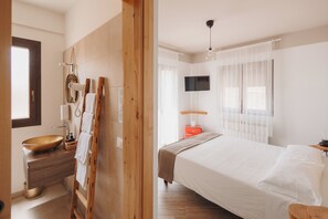 Deluxe Double Room, Balcony, City View | Premium bedding, individually decorated, individually furnished, desk - La Casa di Pinocchio (Enna)